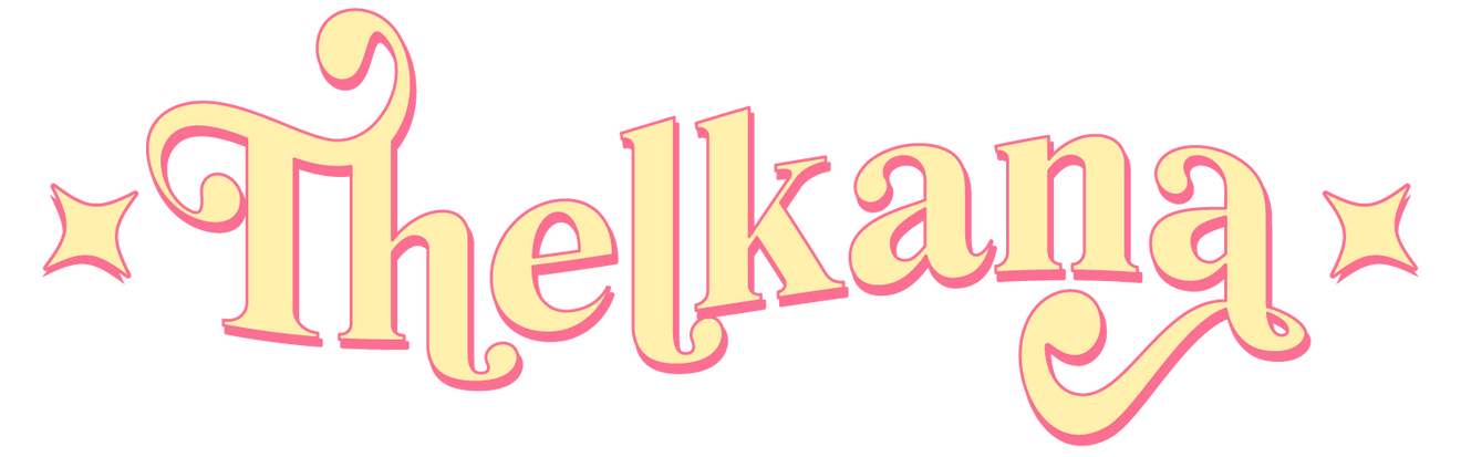 Logo "Thelkana" written in stylized cursive. The texte has a wave form, and is written in pale yellow, with dark pink borders.